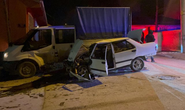 Eskişehir'de, kamyonete çarpan otomobilin sürücüsü ağır yaralandı