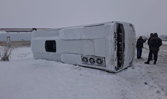 İşçi servis midibüsü buzlanan yolda devrildi: 15 yaralı