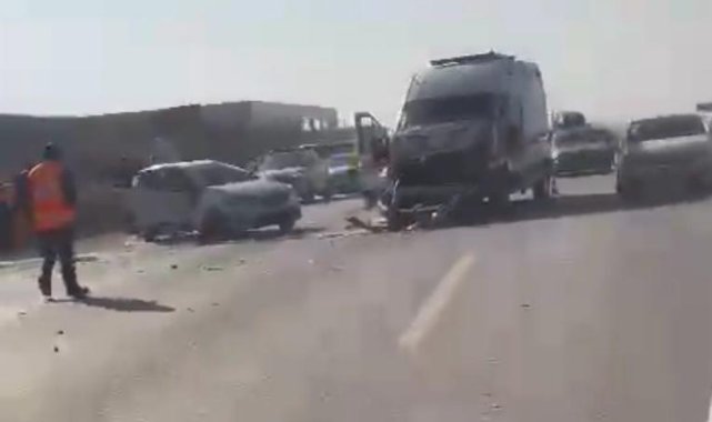 Karşı yöne geçen otomobil, ambulans ve TIR ile çarpıştı: 1 ölü, 4 yaralı