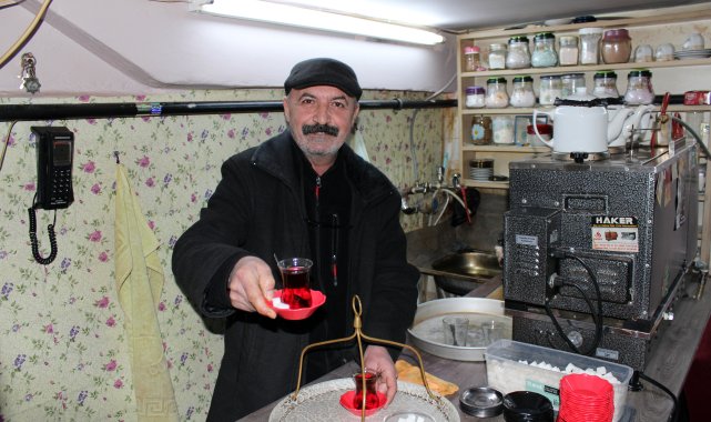 Müzik öğretmeni emeklilik sonrası baba mesleği çaycılığa başladı