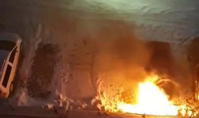 Nevşehir'de park halindeki otomobil yandı; o anlar kamerada