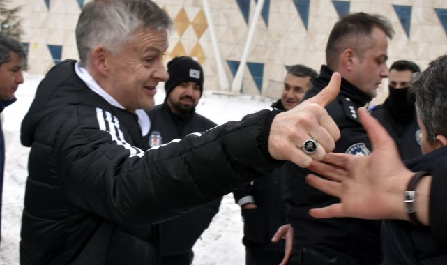 Sivas'a ulaşan Beşiktaş'ta Solskjaer'e Osmanlı tuğralı yüzük hediyesi