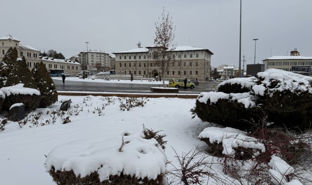 Sivas'ta 374 yerleşim yerinin yolu ulaşıma kapandı