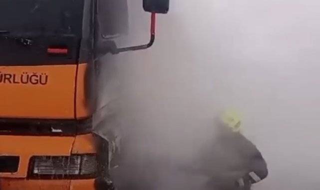 Sivas'ta kar küreme ve tuzlama aracındaki yangını, itfaiye söndürdü