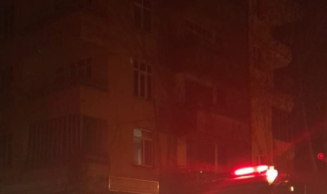 Yangında evde mahsur kaldı, polis kapıyı kırıp kurtardı