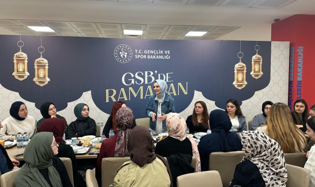 Bakan Göktaş, Ankara'da KYK yurdundaki kız öğrencilerle sahur yaptı