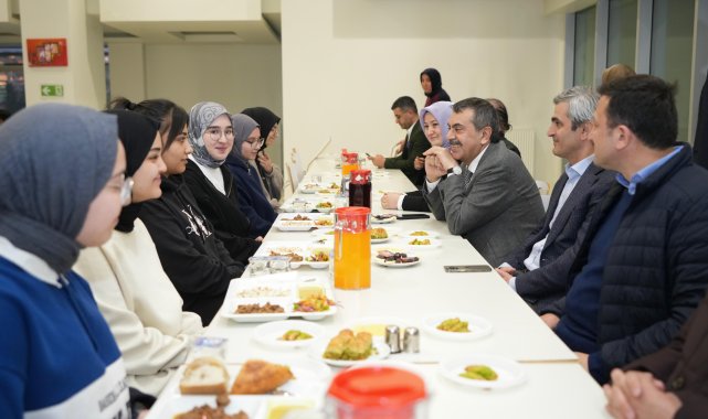 Bakan Tekin, öğrenci, öğretmen ve velilerle iftarda buluştu