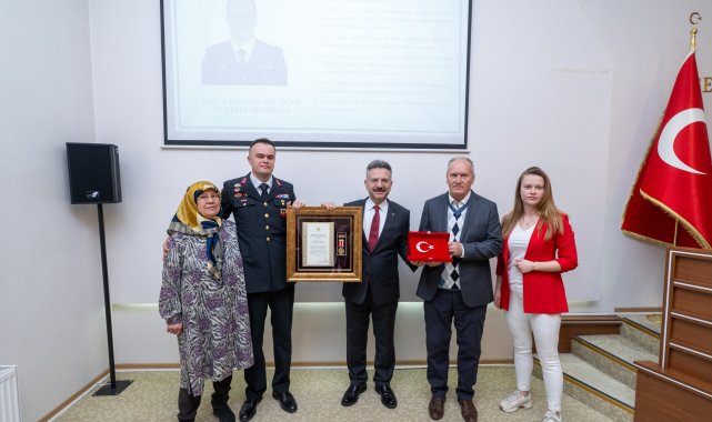 Eskişehir'de şehit aileleri ve gazilere devlet övünç madalyası verildi