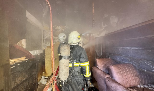 İkinci el eşya satan iş yerinde çıkan yangını itfaiye söndürdü