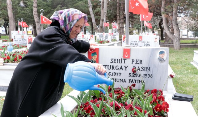 Kayseri'de bayram arifesinde şehitlik ziyareti