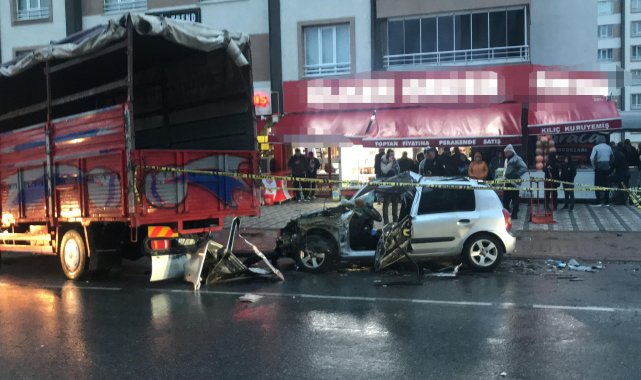 Kayseri'de, kamyona çarpan otomobildeki karı- kocayı ölüm ayırdı