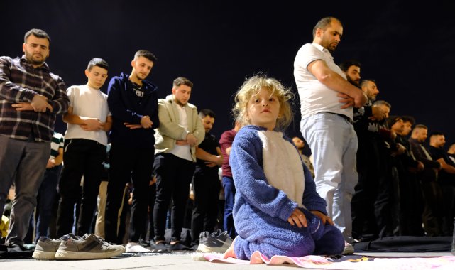 Konya'da Kadir Gecesi'nde on binler ellerini semaya açtı