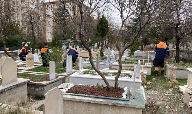 Mezarlıklarda bayram temizliği