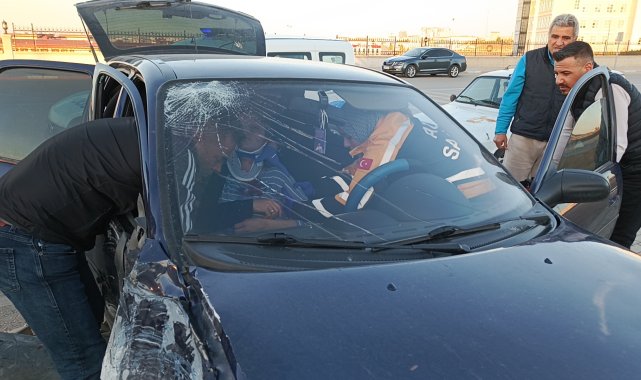 Otomobil aydınlatma direğine çarptı: 2 yaralı