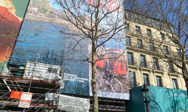 Paris'in ünlü caddesinde dev İstanbul afişi