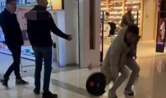 Sık sık arızalanan robot süpürgeyi, satın aldığı mağazanın önünde parçaladı