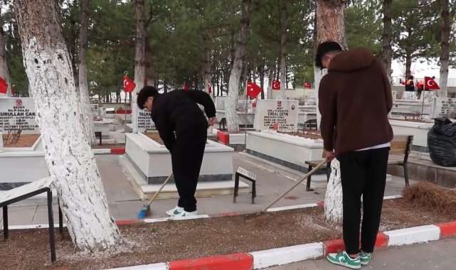 Sivas'ta liseli öğrenciler şehit mezarlarının bakımını yaptı