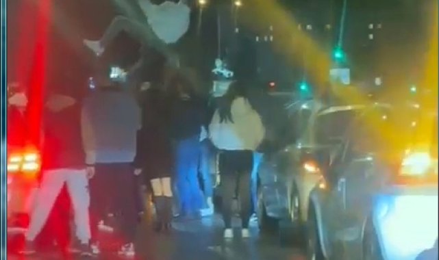 Asker uğurlamasında yolu trafiğe kapatıp eğlendiler