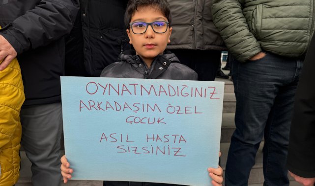 Down sendromlu çocuğun alınmadığı oyun alanı önünde protesto