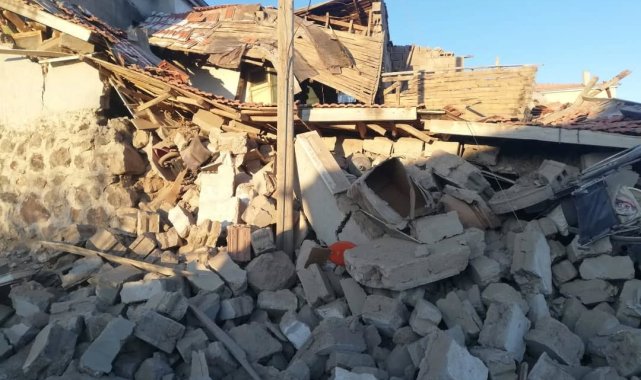 Ev ve altındaki ahır çöktü; 37 hayvan öldü