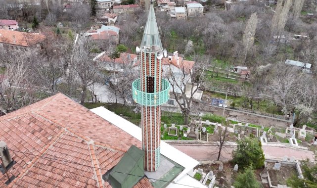Gesi'de cam, demir ve tuğladan inşa edilen minareler, mimarisiyle dikkat çekiyor