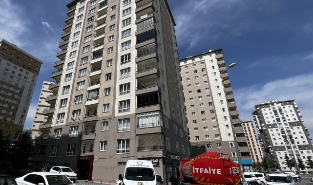 Kayseri'de 11'inci kattaki dairede çıkan yangında dumandan etkilendi
