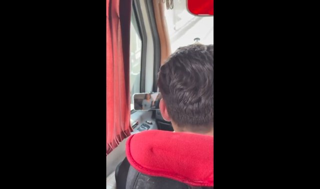 Minibüs kullanırken film izleyen şoföre idari para cezası