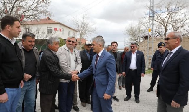 Niğde Valisi Cahit Çelik Obruk Köyünde çocuklara kitap hediye etti