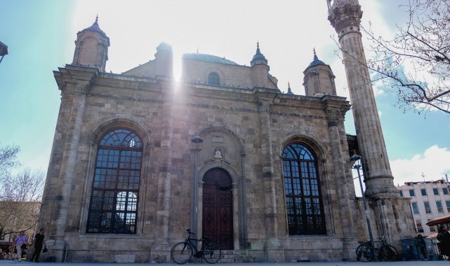 Pencereleri kapısından büyük Aziziye Camii'ne turist ilgisi
