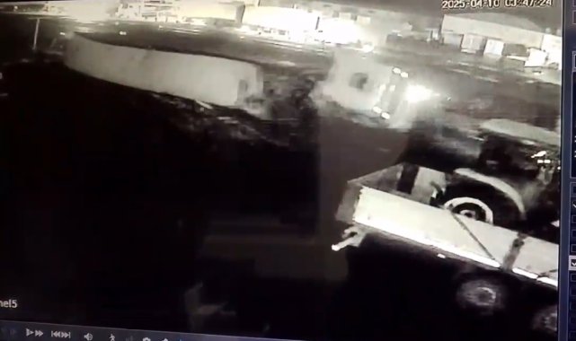 Sebze yüklü TIR'ın devrildiği kaza, güvenlik kamerasında