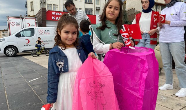 Sivas'ta gökyüzü, çocukların dilekleriyle aydınlandı