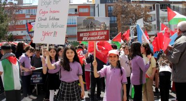 Sivas'ta öğrenciler Filistinli çocuklar için yürüdü