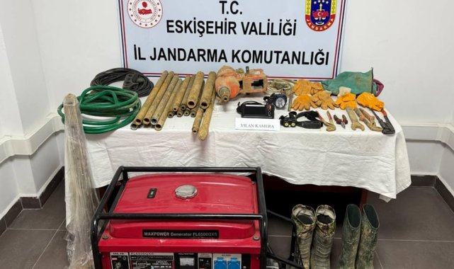 Kaçak kazı yapan 3 şüpheliye, suçüstü
