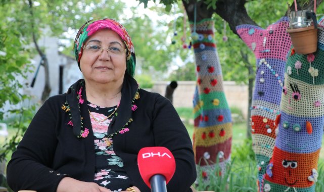 Bahçesindeki ağaçları örgü ile süsledi