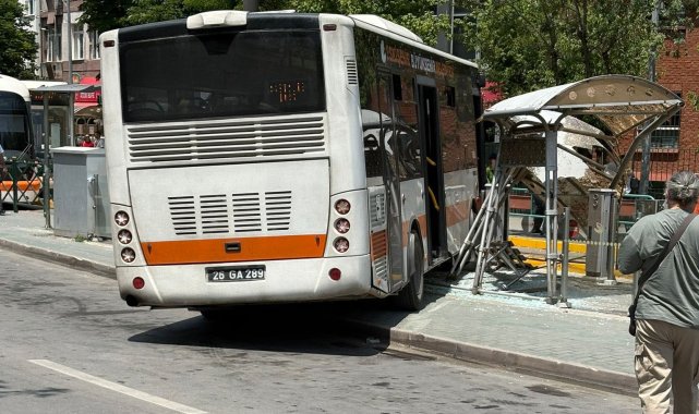 Belediye otobüsü tramvay durağına daldı; 2 yaralı