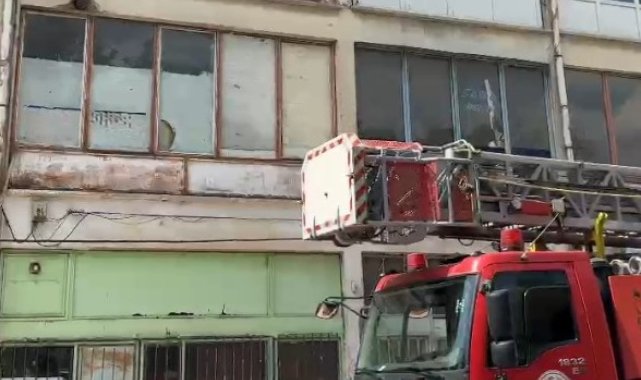 Depoda mahsur kalan köpekleri, itfaiye kurtardı