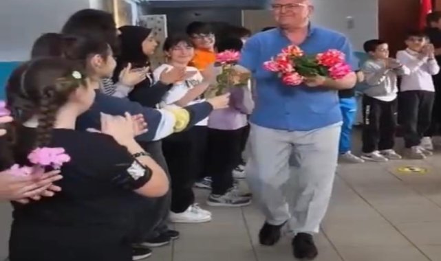 Emekli olan okul müdürüne öğrencilerinden çiçekli, müzikli veda