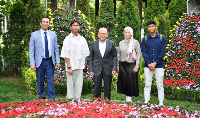 Endonezyalı öğrenciler, Başkan Büyükkılıç'ı ziyaret etti