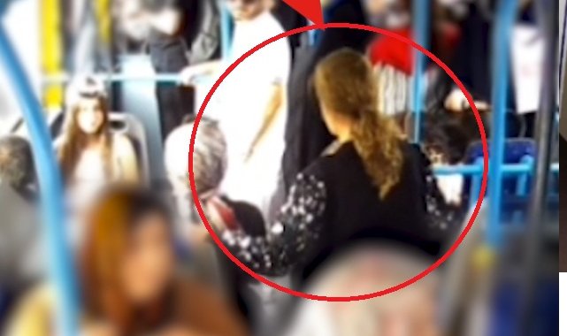 Otobüste düşürülen altın kolyeyi aldığı anlar kamerada