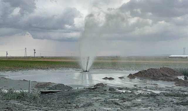 Tarlada sondaj kuyusundan karbondioksit gazı çıktı, su fışkırdı