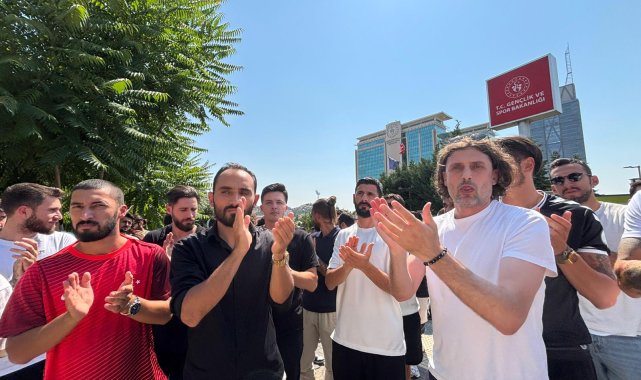 3'üncü Lig futbolcularından, Gençlik ve Spor Bakanlığı önünde basın açıklaması