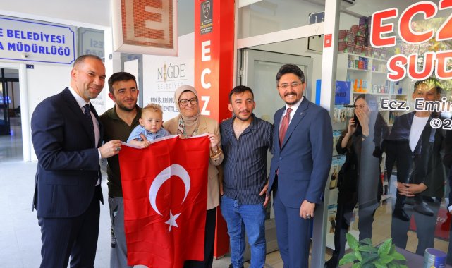 AK Parti'li Uygur, Niğde'de esnafa bayrak dağıttı