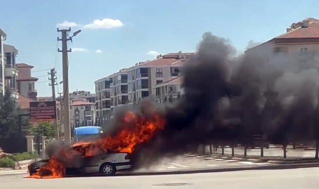 Aksaray'da seyir halindeyken alev alan otomobil yandı