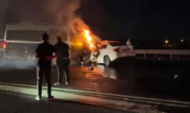 Ankara'da ters yönde ilerleyen otomobil minibüsle çarpışarak alev aldı: 1 ölü, 1 yaralı