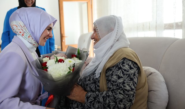 Bakan Göktaş, sosyal medya fenomeni 'Raife Babaanne'yi ziyaret etti