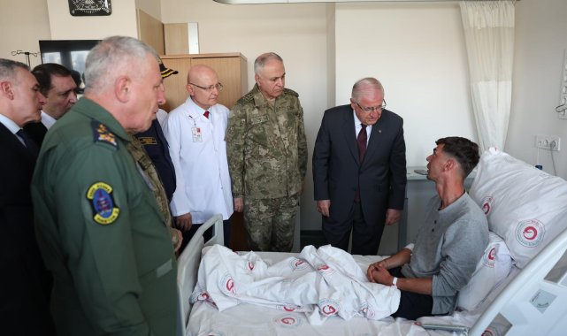 Bakan Güler, metan gazından zehirlenen Mehmetçikleri hastanede ziyaret etti