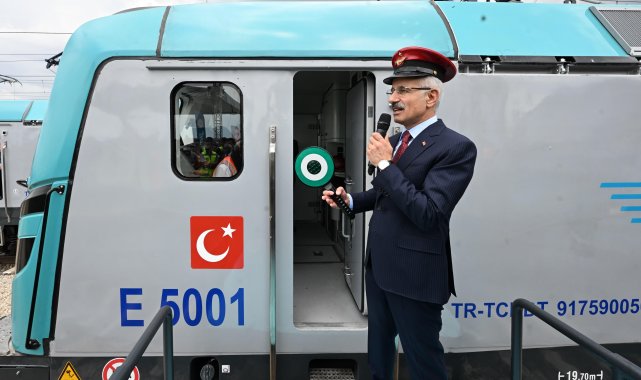 Bakan Uraloğlu: Yerli ve milli lokomotif E5003, ilk seferini gerçekleştirdi