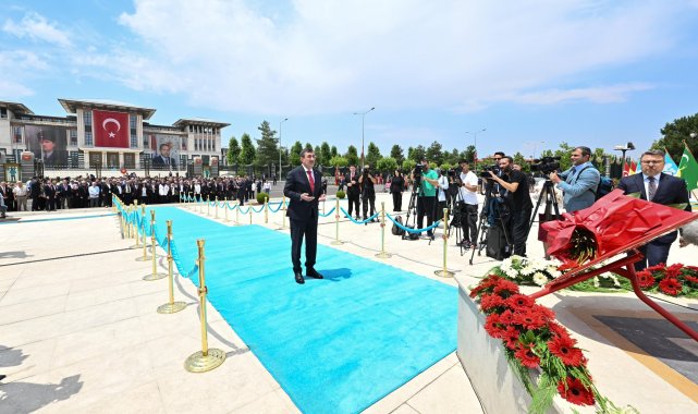 Cumhurbaşkanı Yardımcısı Yılmaz, 15 Temmuz Anıtı'na çelenk bıraktı