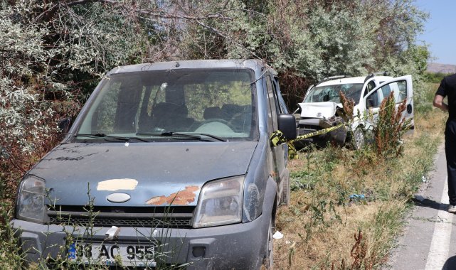Hafif ticari araç, park halindeki araca çarptı; 1 ölü, 8 yaralı