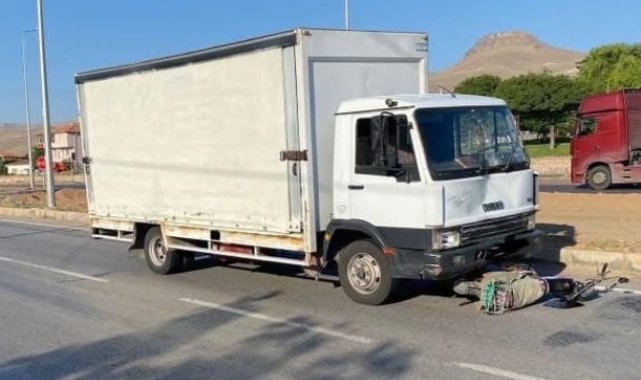 Kamyonet ile motosiklet çarpıştı: 1 ölü